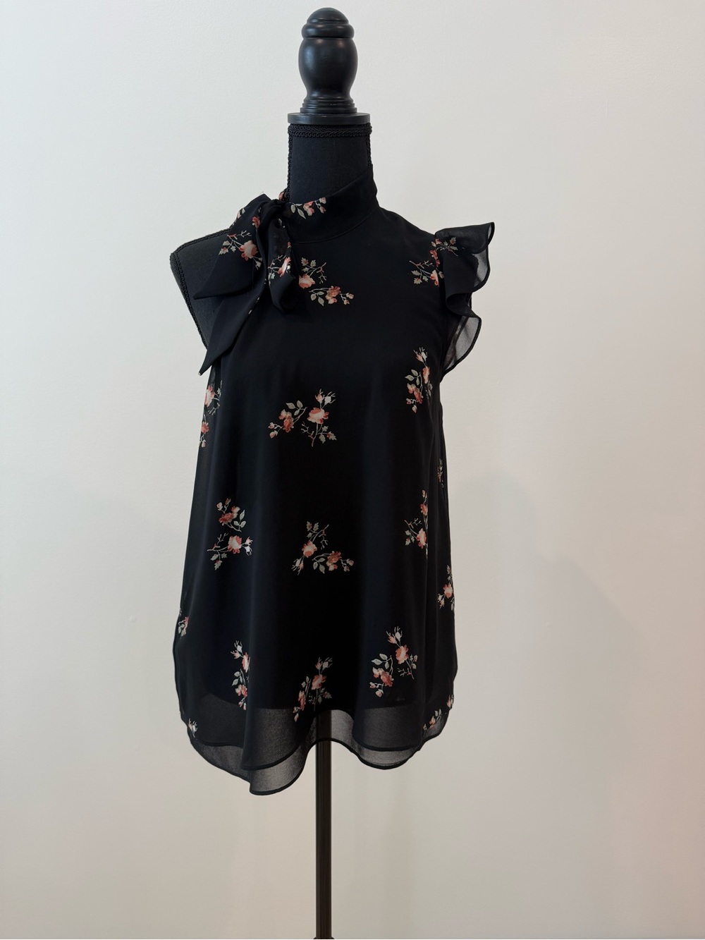 BCBGeneration Black Floral Tie-Neck Ruffle Blouse Size Medium